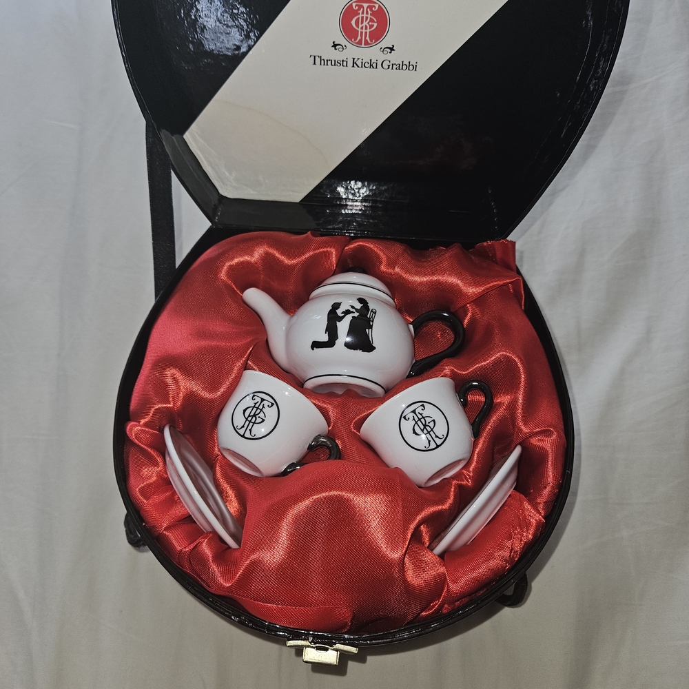 Vintage Novelty Thrusti Kicki Grabbi NAUGH-TEA Mini Tea Set Hat Box